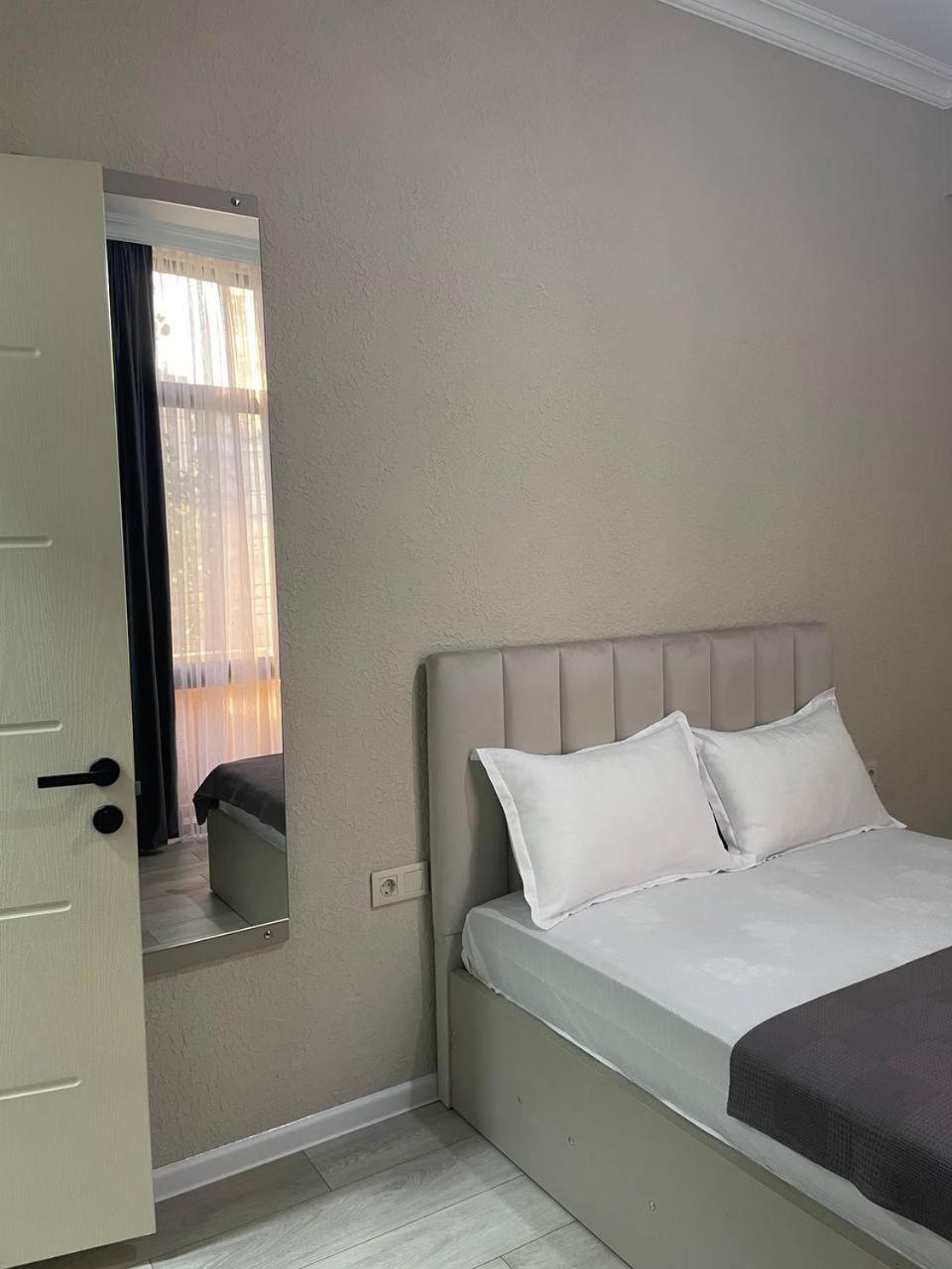 Guest House Nima Kutaisi Eksteriør billede